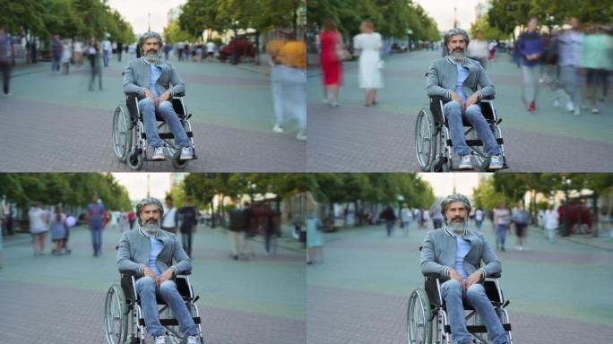 在繁忙的城市街道上坐在轮椅上的残障成熟男子的特写肖像，人们四处奔波