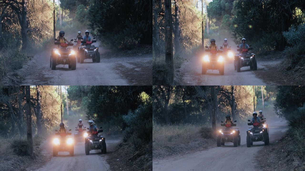 一群朋友在森林里一起骑四轮摩托