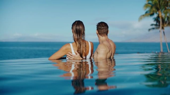 夫妇在豪华度假村的游泳池里放松
