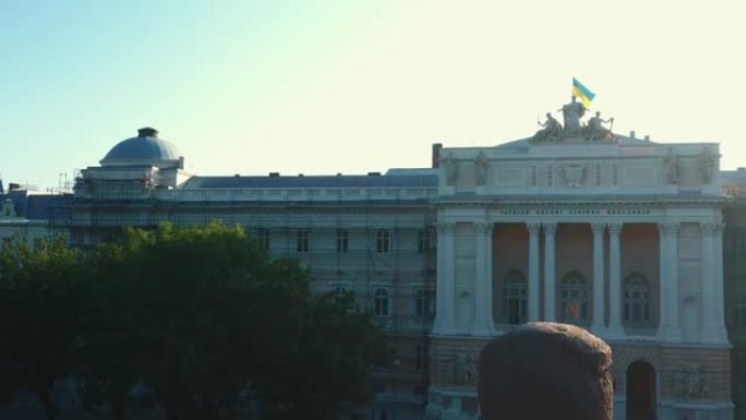 日出时，无人机在历史纪念碑上空升起，行政大楼上展示着乌克兰光荣的国旗。
