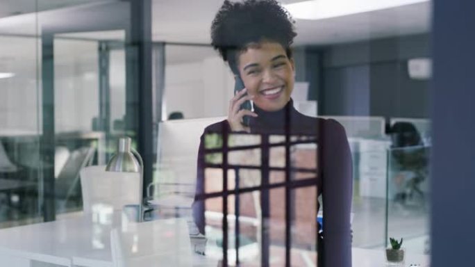 一名年轻女商人在现代办公室使用智能手机的4k视频片段