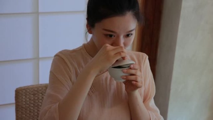 闻到一杯茶的香气女子女士休闲悠闲饮水饮茶