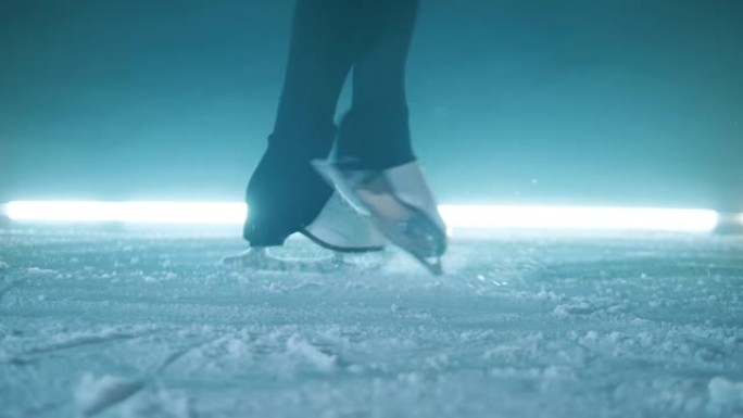 在冰上旋转时，滑冰者的腿关闭
