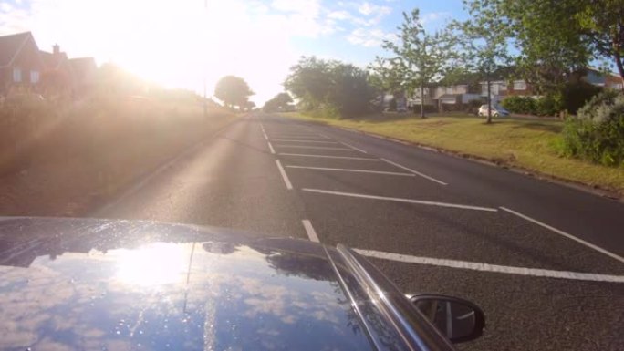 沿着道路行驶阳光明媚汽车行驶路两旁