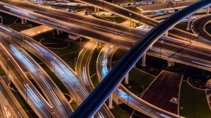 阿联酋迪拜夜间立交桥和城市交通的T/L盘鸟瞰图