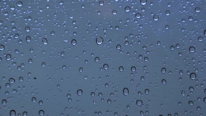 晚上玻璃上的雨滴背景