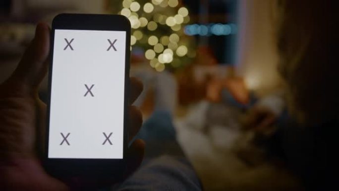 CU在圣诞节之夜使用带有色键背景的手机