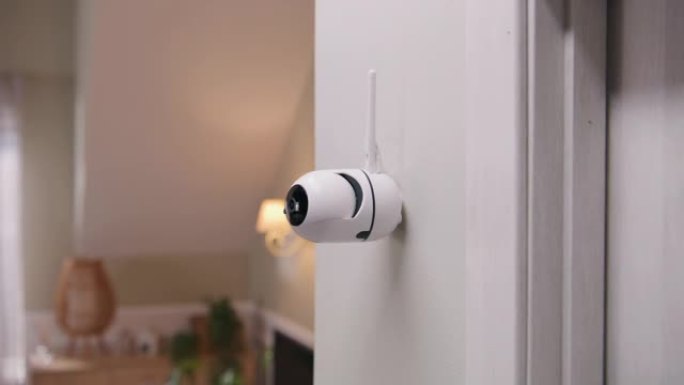 现代公寓的墙上有监控摄像头