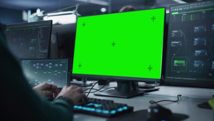 关闭在具有绿屏模拟显示的台式计算机上工作的软件开发人员。专家在键盘上打字，编码和实现新技术功能。静态