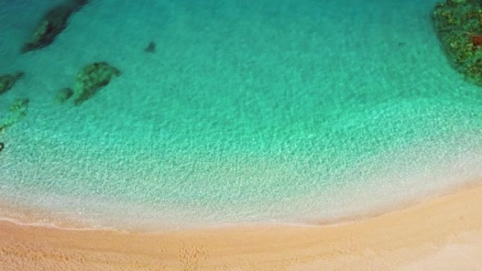 理想主义海滩的空中俯视图，清澈的绿松石水和黄沙。希腊海岸最干净温暖的海洋。僻静的热带海滩，夏季旅游目