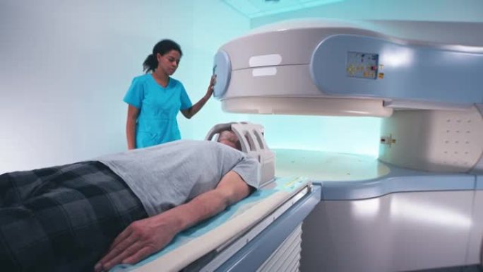 黑人女医生准备高级男性患者进行脑部MRI检查