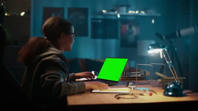 年轻的多种族女孩在带有绿屏Chromakey模拟显示器的笔记本电脑上进行视频通话。与朋友和同事交谈，