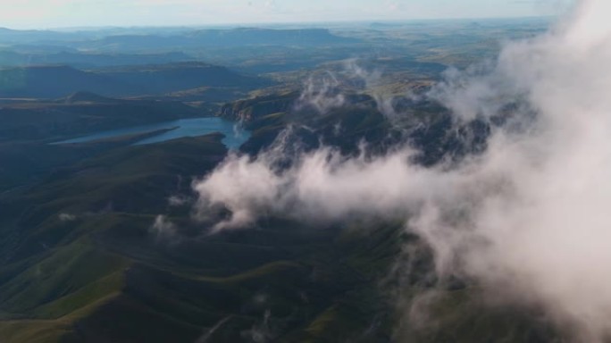南非夸祖鲁-纳塔尔省壮观的德拉肯斯堡山脉中云的鸟瞰图