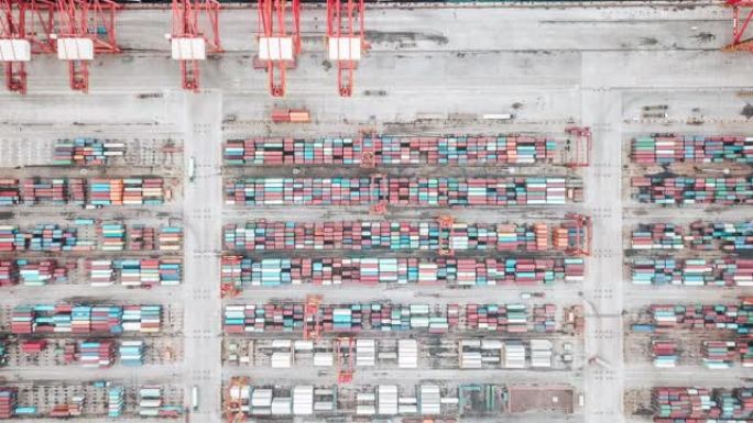 带集装箱船的繁忙工业港口的T/L俯视图