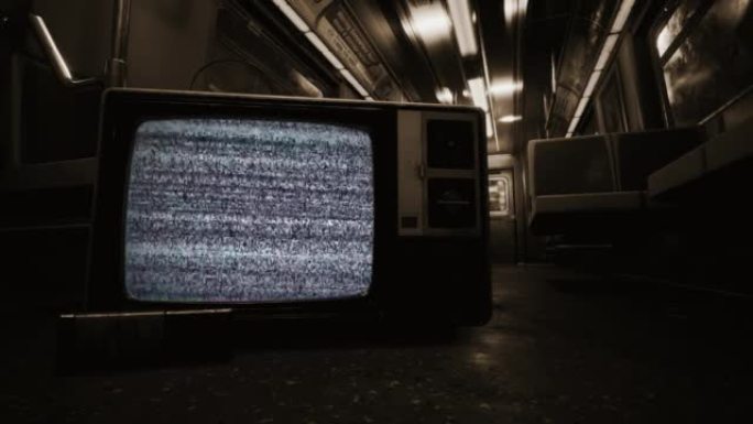 老式电视机在空的地下地铁车厢内关闭屏幕。棕褐色色调。