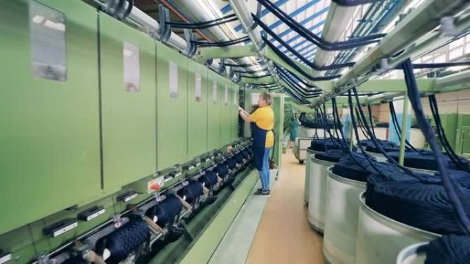 工厂单位有纺织工人调节缠绕机构