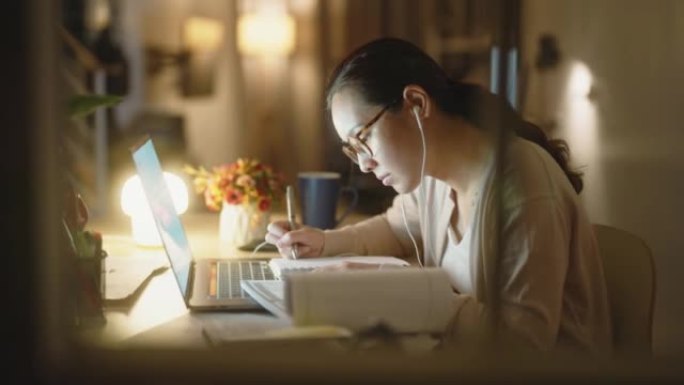 亚洲学生夜间学习上网课自学女子女士