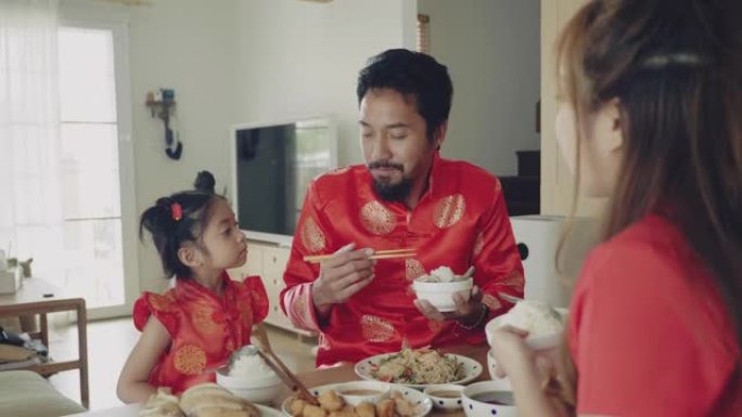 春节一家人吃饭。一家人红衣吃饭