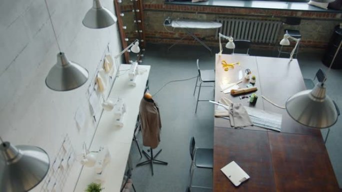 现代裁缝工作室的俯视图，配有家具和假人，周围没有人