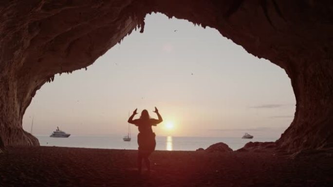 超级SLO MO (时间扭曲) 的一个女人在海滩上跳跃，Cala Luna，撒丁岛。意大利。