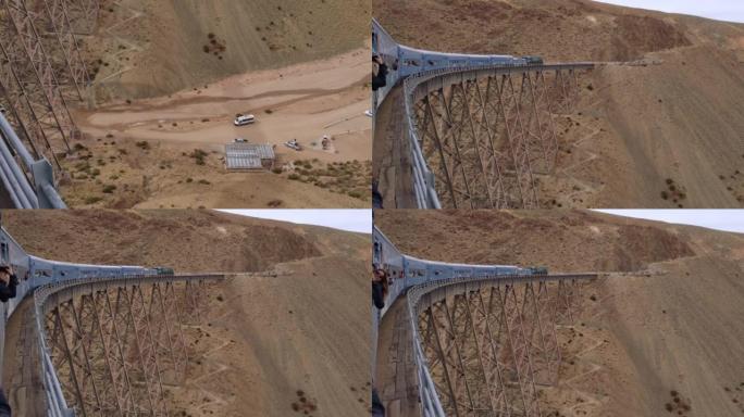 开往云端的火车(西班牙语:“Tren a las Nubes”)，在阿根廷萨尔塔省安第斯山脉的La 