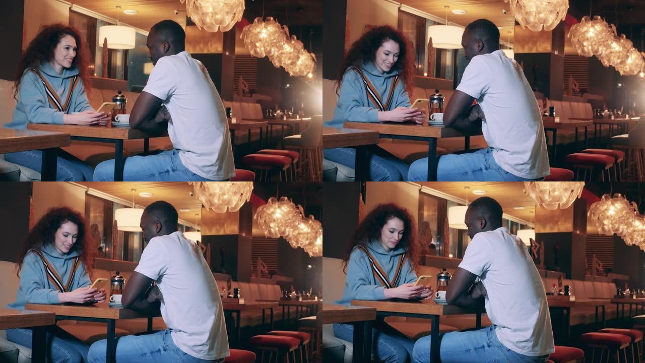 一位女士和一位非洲男子在咖啡馆里聊天