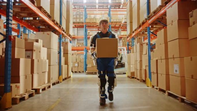 高科技未来派仓库: 工人穿着先进的全身动力外骨骼，带着沉重的纸箱行走。包裹递送Exosuit放大了人