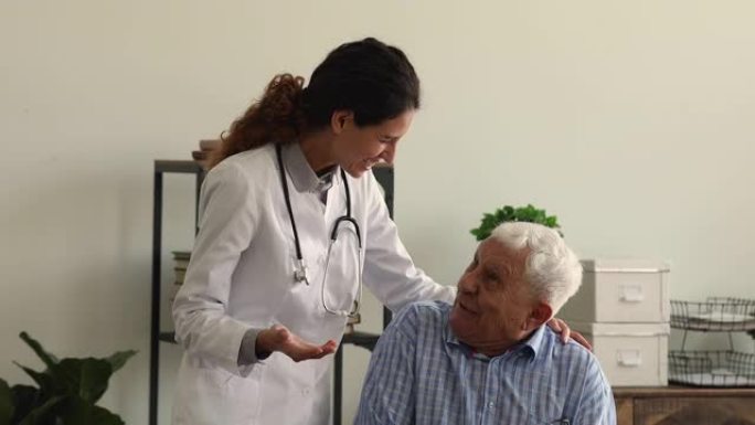 医生与年长患者的谈话给了他康复的希望
