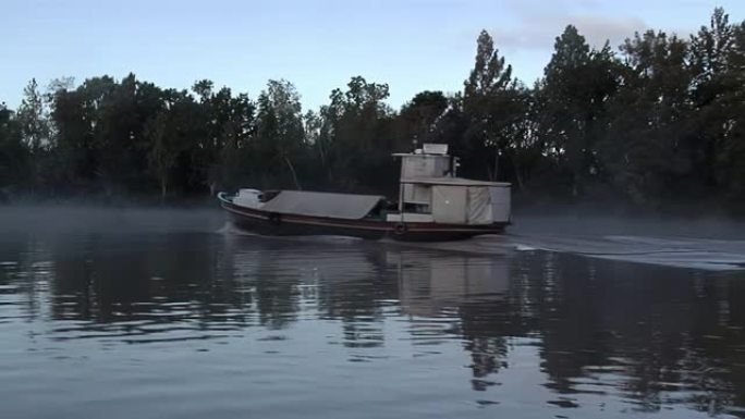 阿根廷布宜诺斯艾利斯省，黎明时分，在Tigre三角洲朦胧的运河中航行。