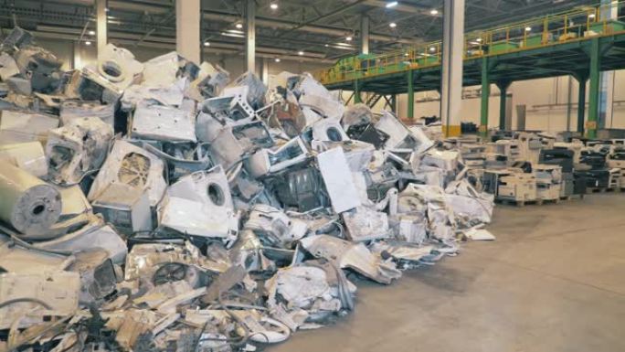 回收厂成堆的生活垃圾。