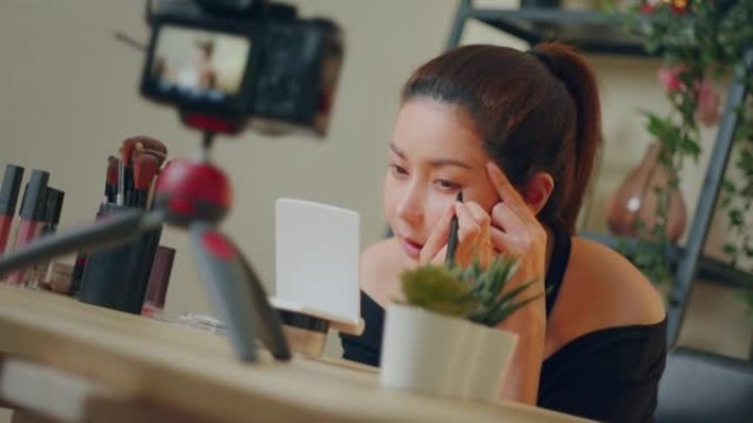 特写: 亚洲女性化妆美容博主录制化妆技巧使用眼线教程病毒式内容