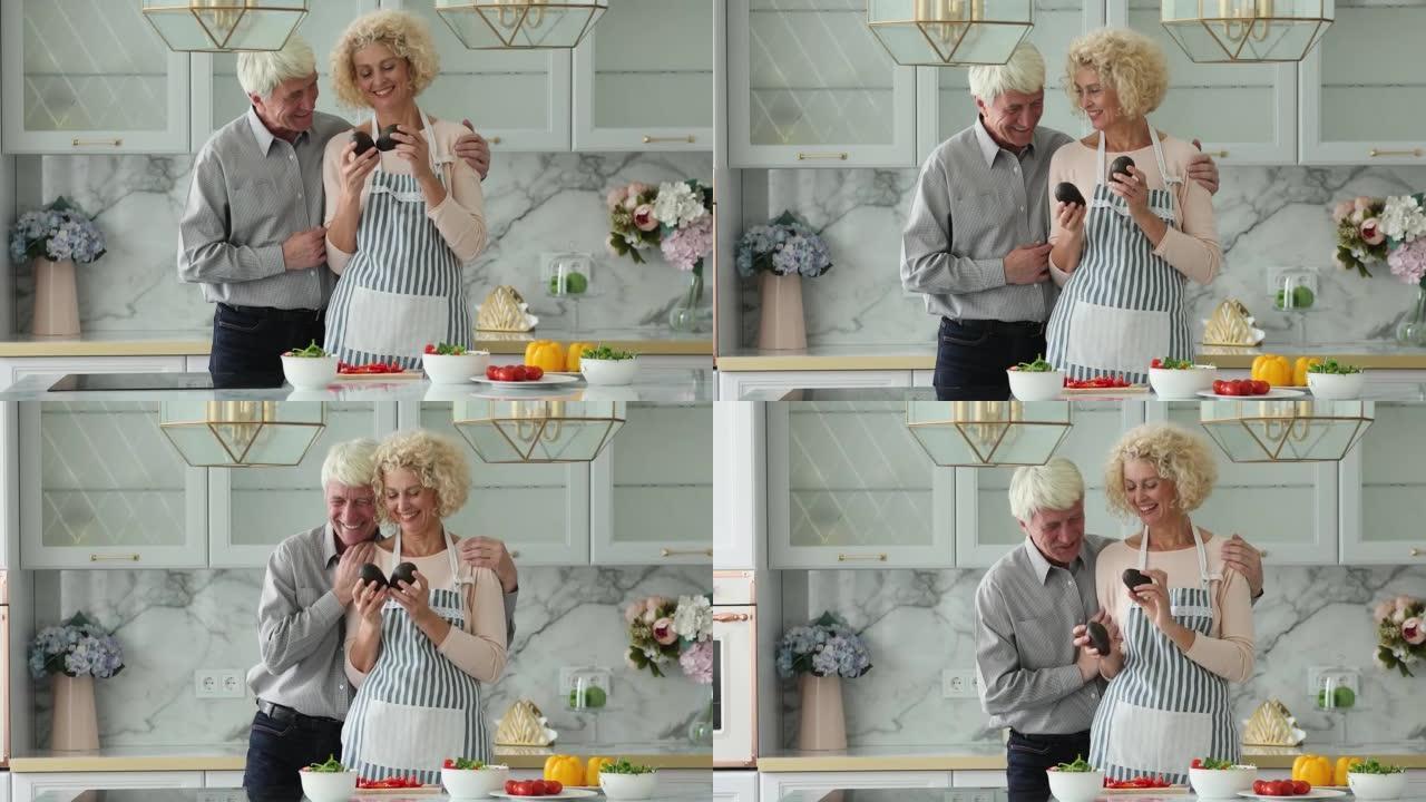年长的妻子与心爱的丈夫在厨房里玩弄鳄梨调情