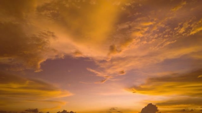 夕阳与太阳和云在黑暗和橙色戏剧性。4k自然/野生动物/天气概念