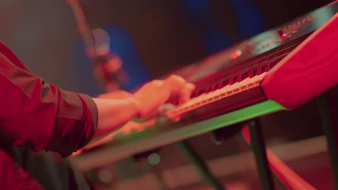亚洲男性音乐家喜欢在夜总会玩键盘 ..
