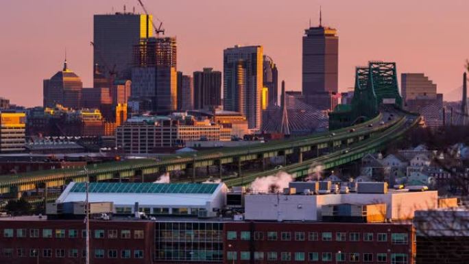 延时: 波士顿高速公路到天际线摩天大楼城市景观日落
