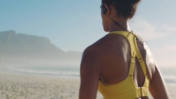 活跃，健康且运动的女人在海滩上的海边跑步，冲刺或慢跑。一种专注，认真和坚定的女性训练，在夏季进行有氧