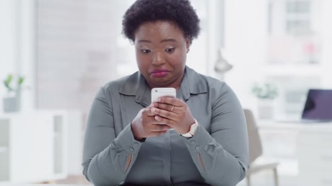 4k视频片段，一名年轻女子在现代办公室里用手机阅读一些八卦
