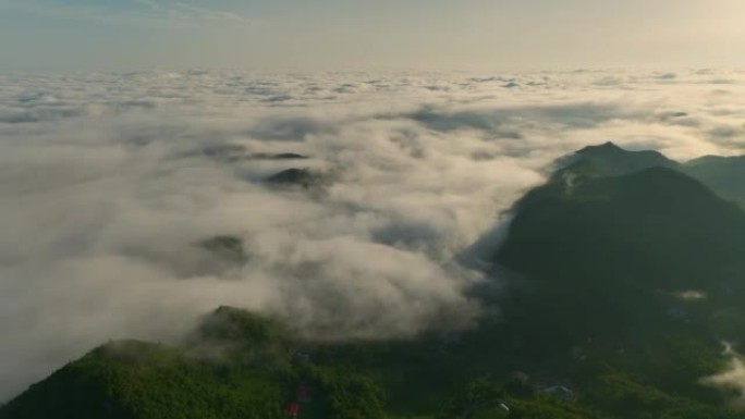 从山雾云上看日出山脉云雾缭绕穿越山群山峦