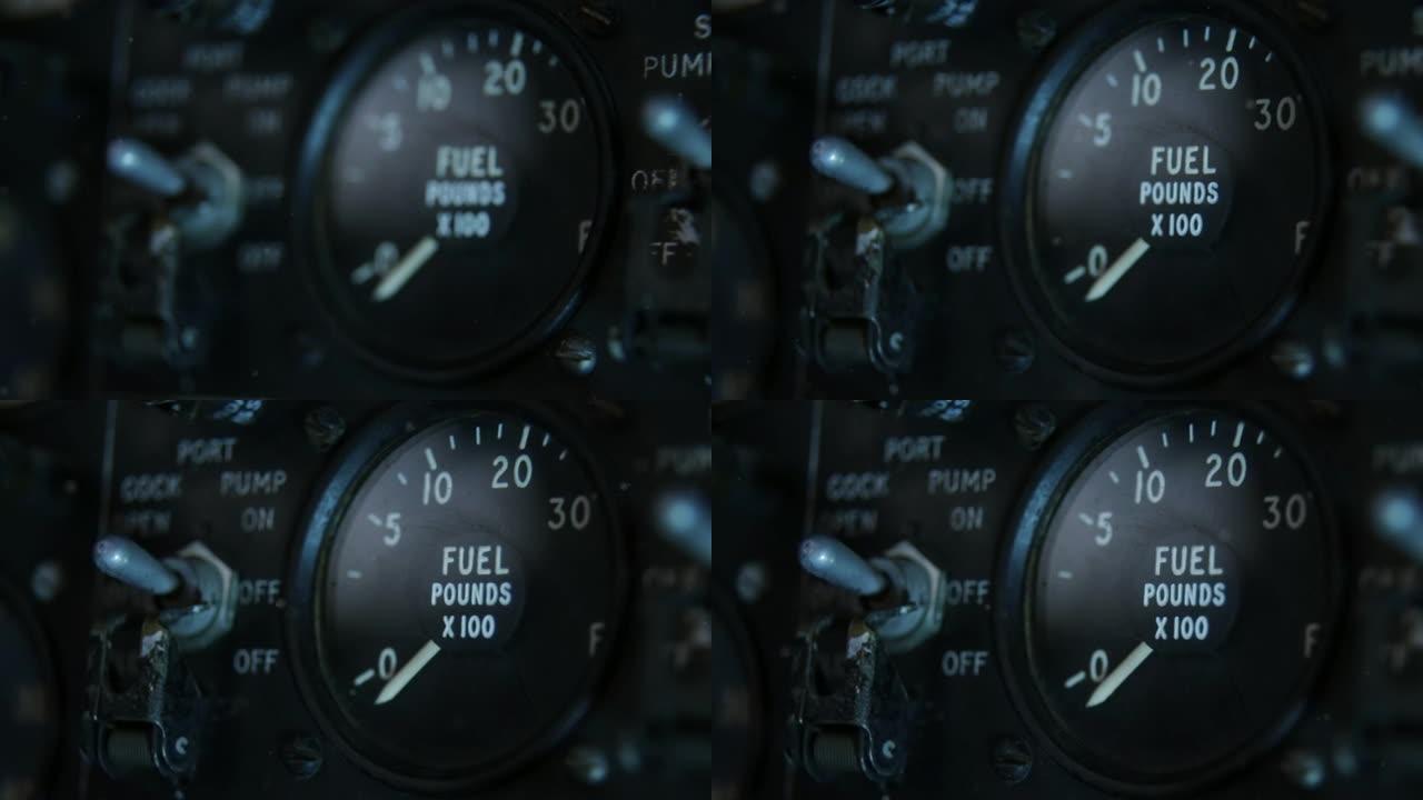 一架旧轰炸机内部的燃油表。