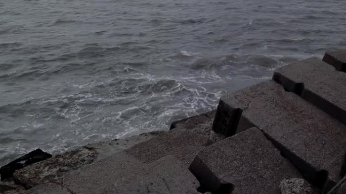在阿根廷3月德尔普拉塔的海堤，海浪撞击岩石。