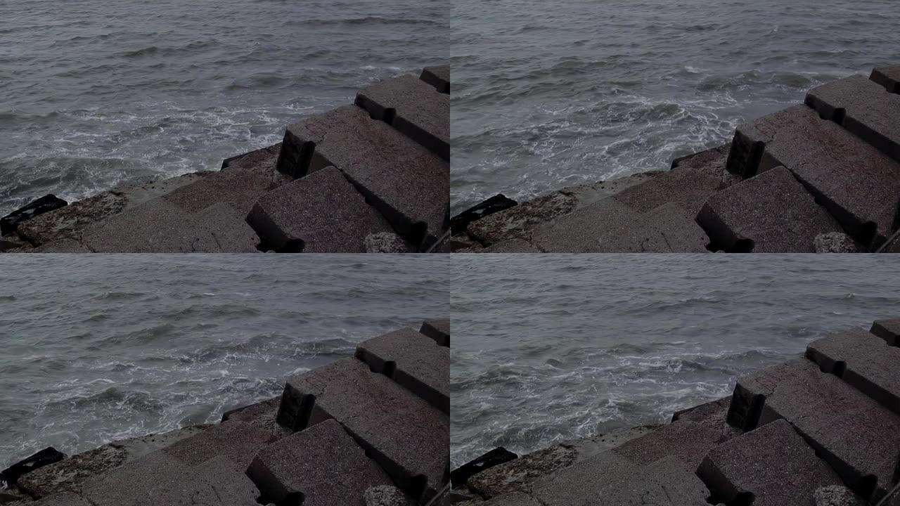 在阿根廷3月德尔普拉塔的海堤，海浪撞击岩石。