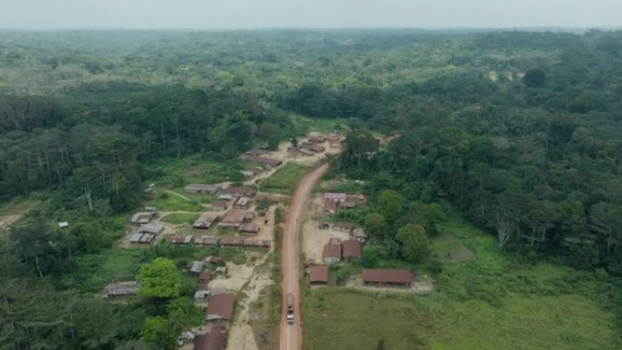 空中。热带雨林中的非洲小村庄。森林砍伐。气候变化