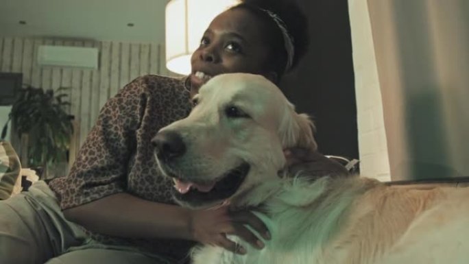 拥抱狗的黑人妇女撸狗外国人养狗