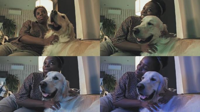 拥抱狗的黑人妇女撸狗外国人养狗