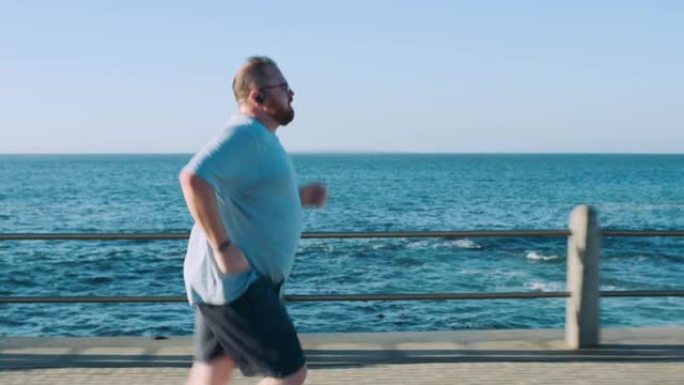 健身、男人和跑步减肥、运动或有氧运动在开普敦的海滩上锻炼。确定的大码男跑步者在海洋海岸跑步中进行失重
