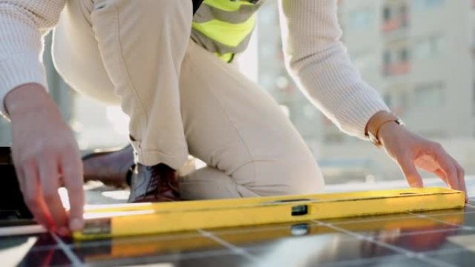 光伏，太阳能电池板和维修工人的手在检查过程中使用建筑物水平尺。太阳能，可再生能源和人类对电力可持续性