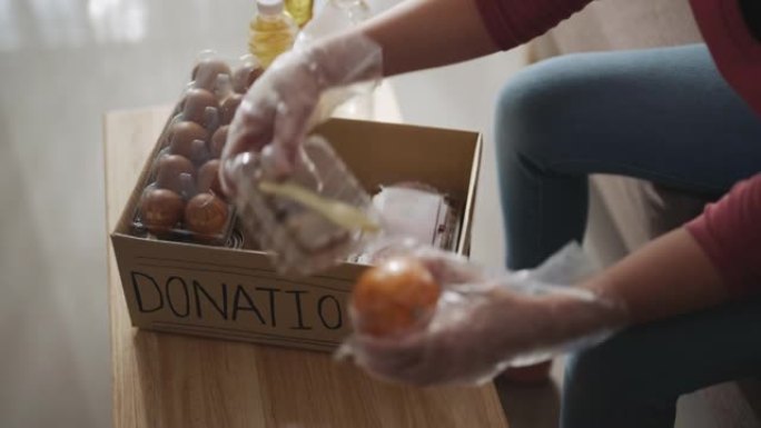 女人将食物放入捐赠盒，捐赠和慈善概念