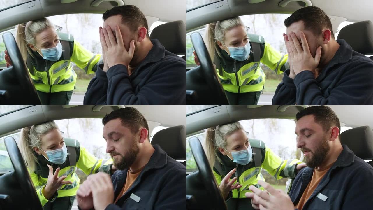 女护理人员戴口罩帮助受伤的男司机卷入道路交通事故