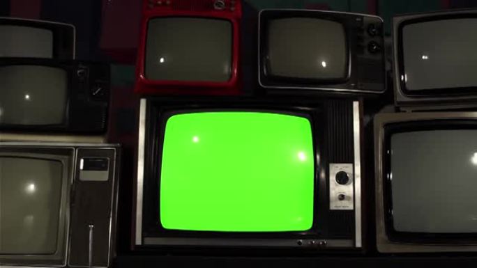 一堆旧电视和绿屏复古电视。快速多莉进来。4k分辨率。