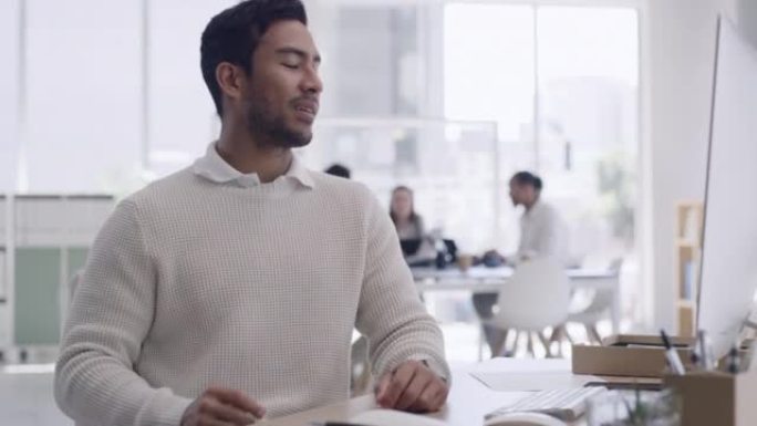 年轻的商人在时髦的现代办公室里使用电脑。企业家对他的商业项目建议感到满意的肖像。从事公司网站分析的营
